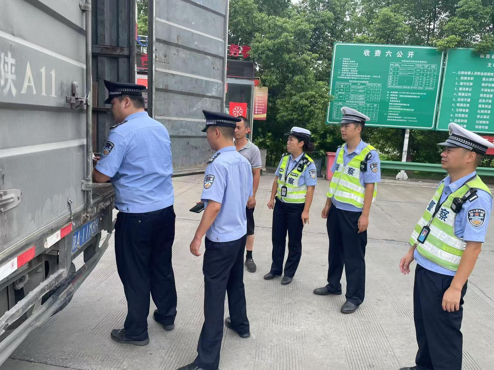 民警在高速公路收费站严查过往车辆