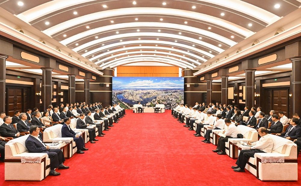 ▲会前,袁家军、胡衡华会见张玉卓、陈建文等出席成立大会的重要嘉宾。记者 刘力 摄