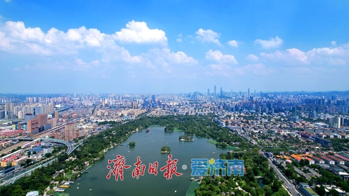 济南大明湖(济南日报 张铭 摄)