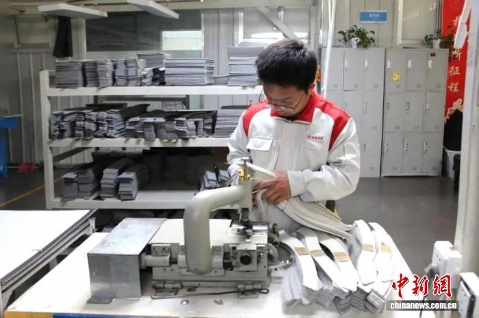 在宁阳县助残爱心企业开设的残疾人生产线上，残疾人员工专注投入工作。宁阳县委宣传部供图