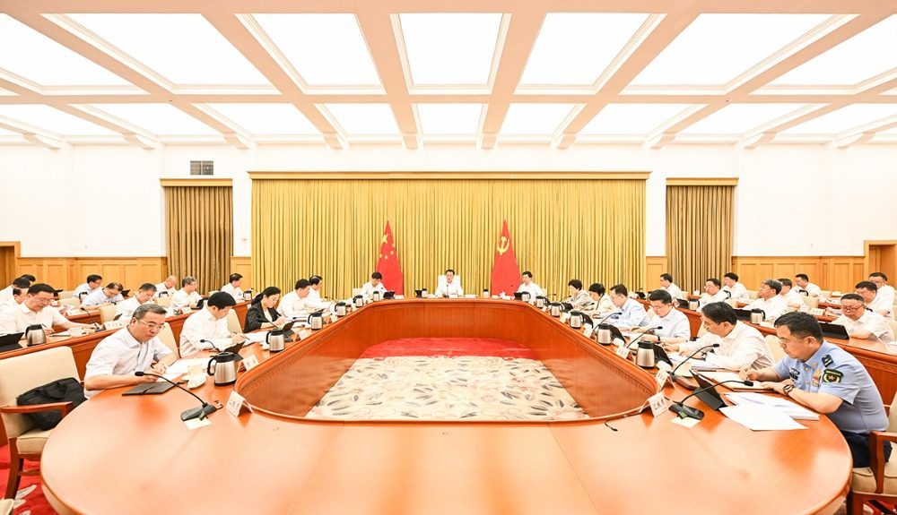 ▲8月1日下午,市委常委会举行会议,市委书记袁家军主持并讲话。苏思 摄