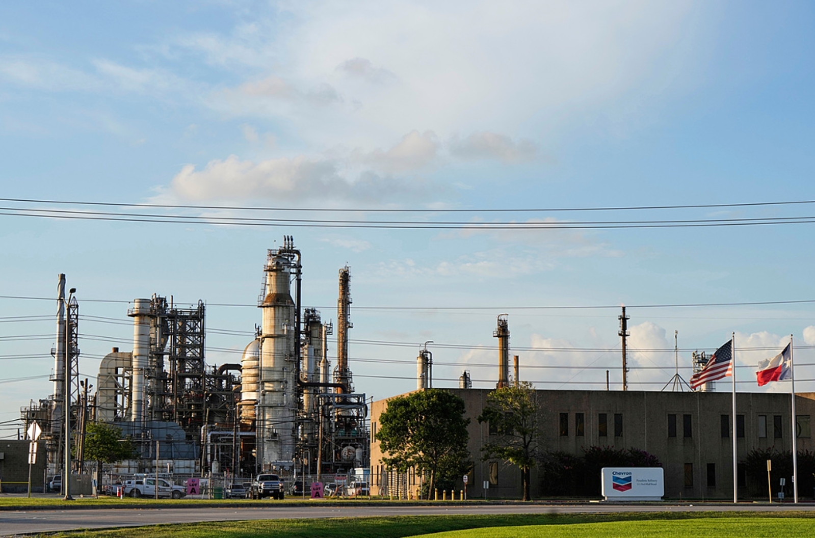 俄罗斯全面禁止炼油厂出口汽油 以确保国内供应