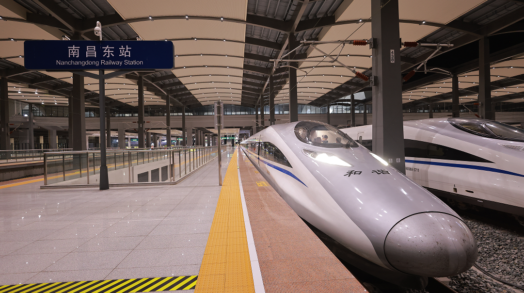 7月29日，23时45分，G55501次试验列车从南昌东站开出。（张杰 摄）