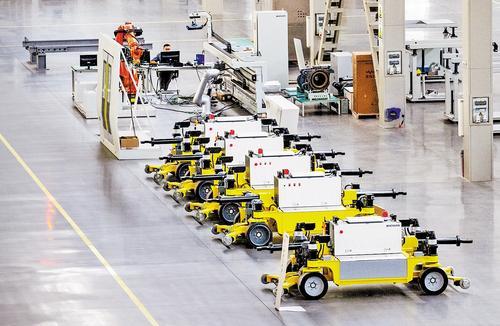 7月10日,唐山百川机器人共享制造工厂员工在测试机器人产品。 本报记者 赵 杰摄