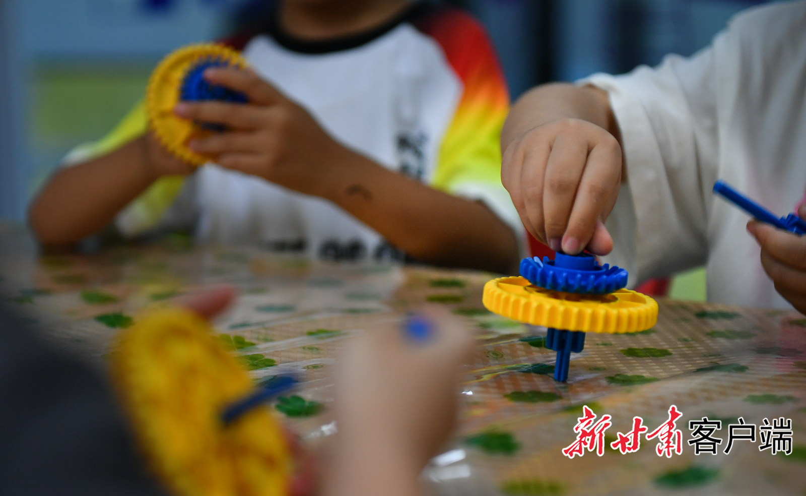 在老师的指导下，孩子们完成模型拼接。