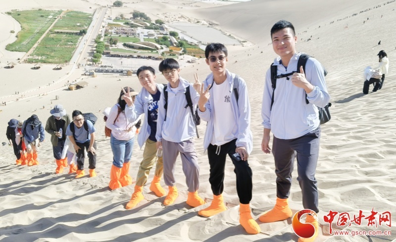 澳门青少年打卡莫高窟　把敦煌讲给世界听