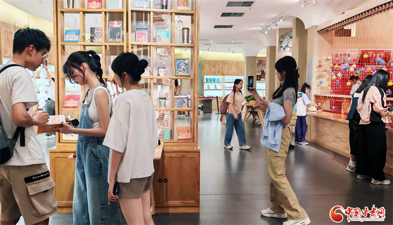 澳门青少年打卡敦煌书局　沉浸式集章太上头