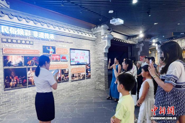 7月26日，港澳台侨人士一行参观萍乡市城市规划展示馆。黄奕 摄