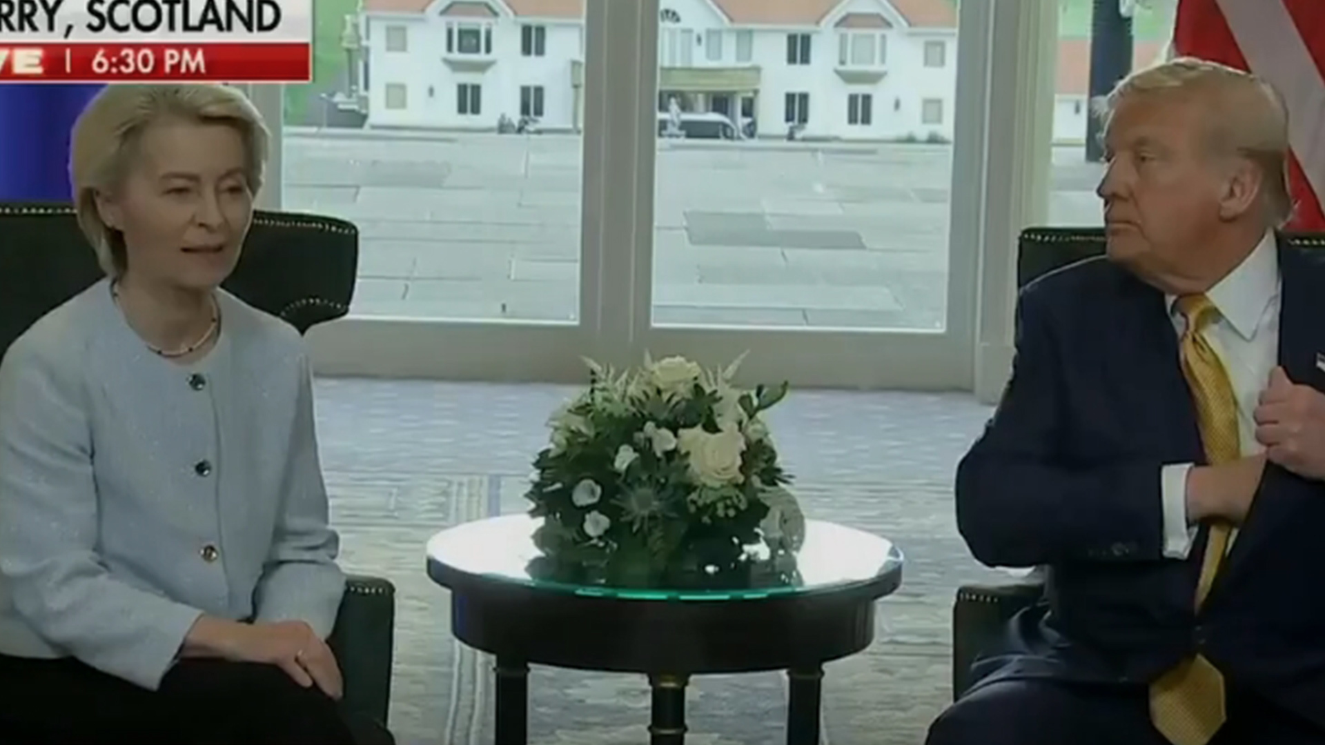 美国与欧盟达成贸易协议，特朗普介绍协议内容，冯德莱恩在一旁低头“听训”