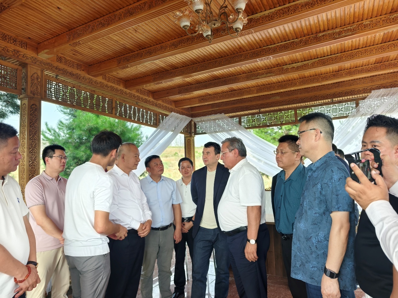 乌兹别克斯坦政府副总理扎姆希德&middot;霍贾耶夫、安集延州州长阿卜杜拉赫莫诺夫与西部赣商联盟主席范友虎交谈