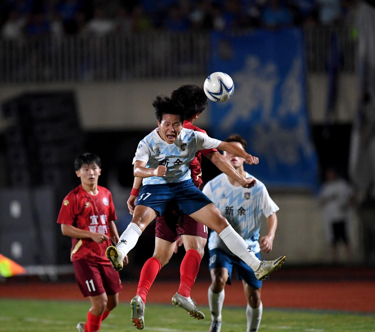 图为宜春队和新余队球员在球场奋力拼抢。（宜春市融媒体中心刘继刚摄）