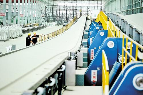 7月21日，河北融鑫新能源科技有限公司风电整机规模化制造项目现场，工作人员调试复合材料叶片生产线。