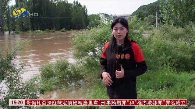 【记者连麦|凤凰记者直击北京密云大水:街道成河】#北京密云暴雨致洪灾