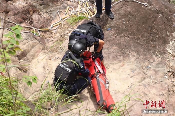 特警正在救助“伤员”。 熊锦阳 摄