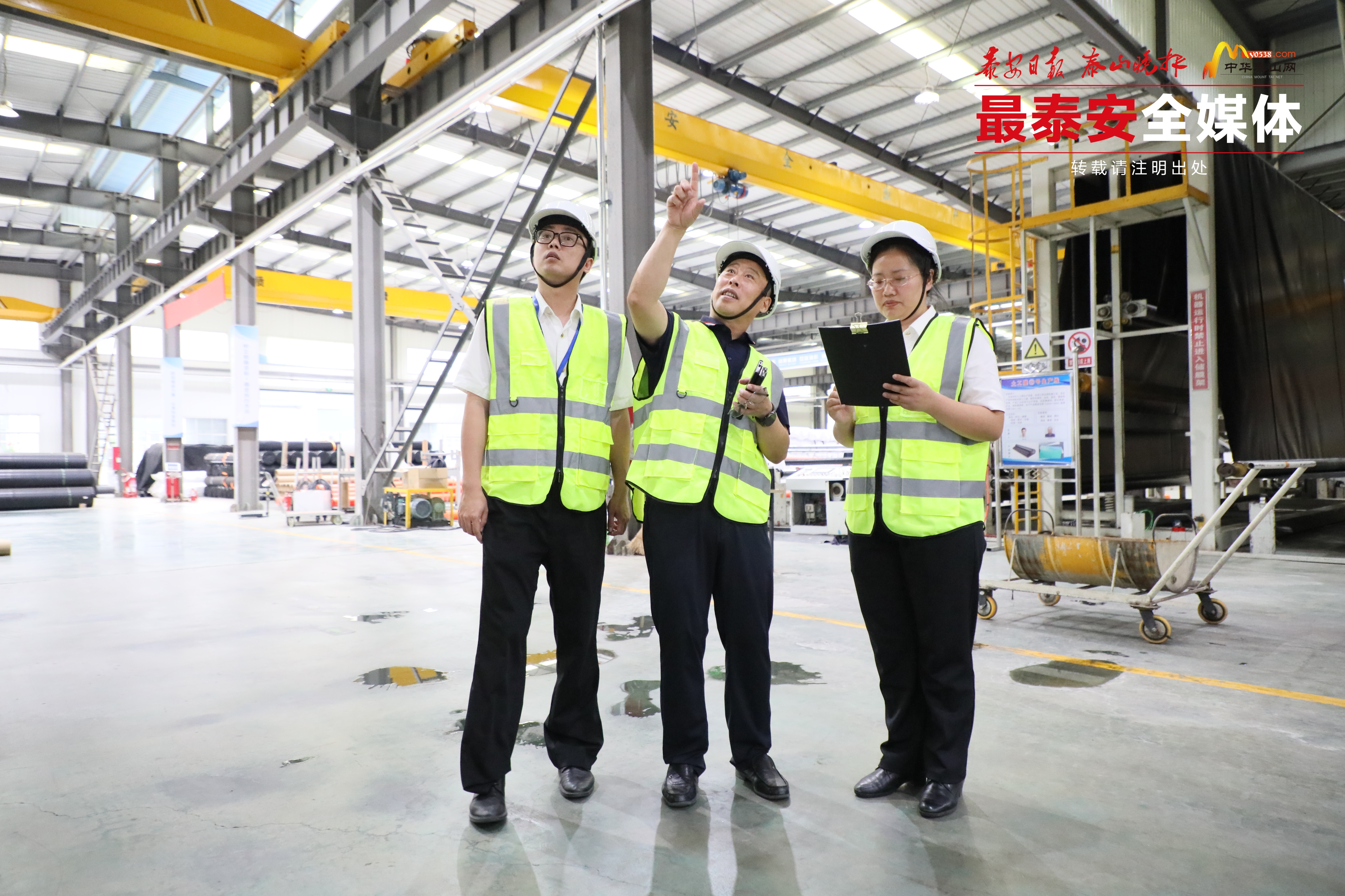 泰安海关工作人员入企指导。陈阳 摄