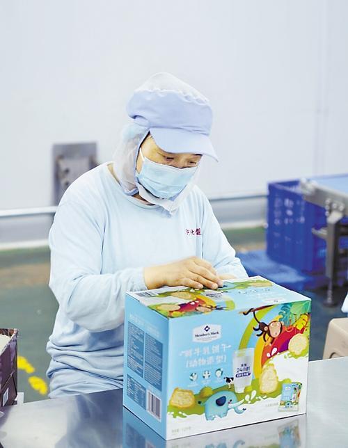 7月21日,位于邱县的河北味盟生物科技食品有限公司包装车间内,工人正在打包产品。