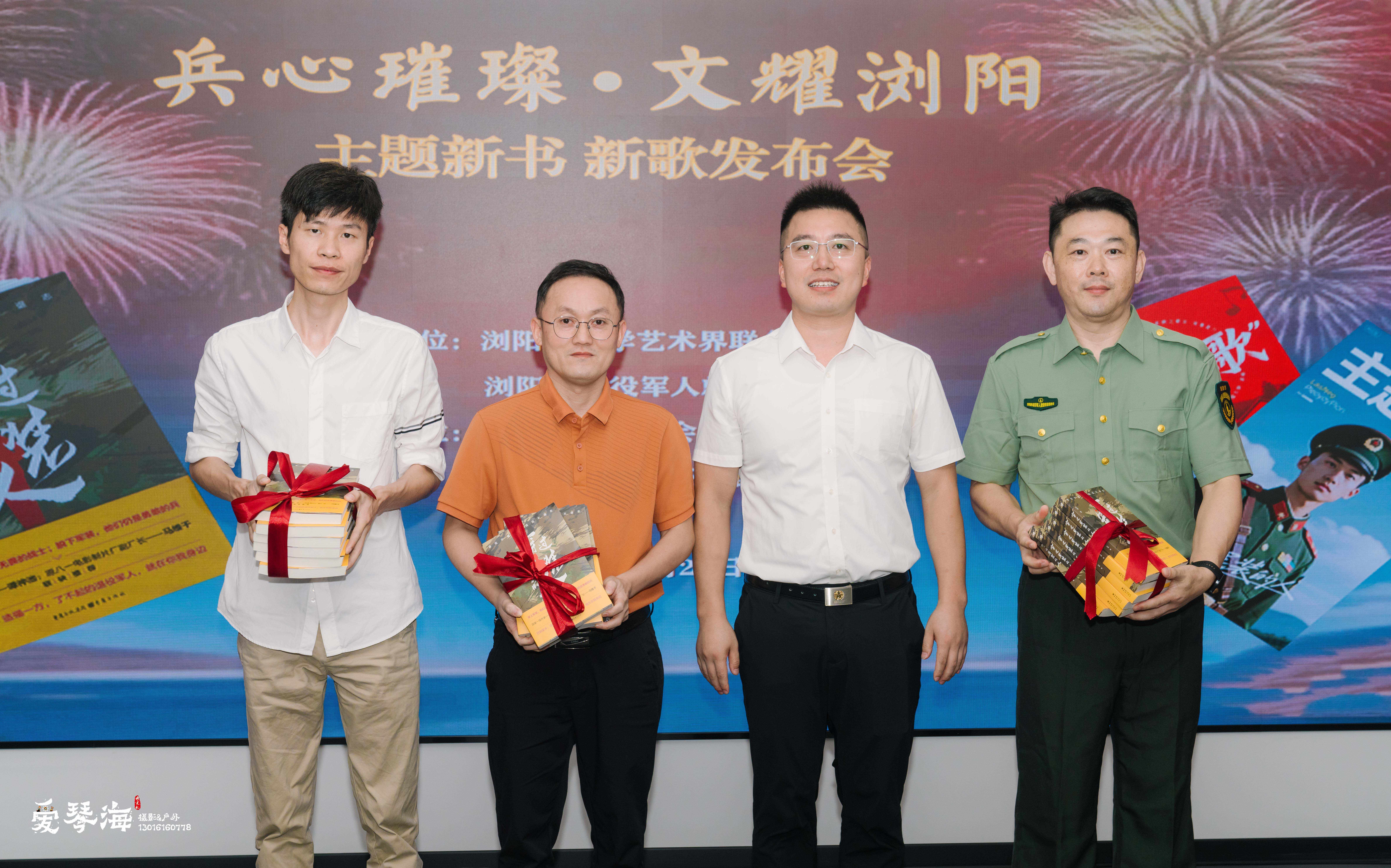 作家朱柳(右二)向市图书馆、市档案馆、市退役军人就业创业促进会负责人赠送新书《穿过军装的人》