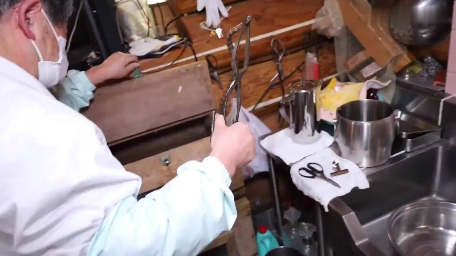 75岁老人专做蛇肉料理，处理蛇肉手法高超，不提前三周预定吃不到