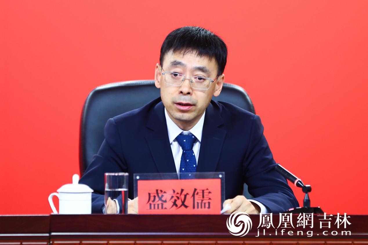 吉林省商务厅党组书记盛效儒介绍情况。
