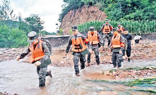 7月29日，武警救援队涉水向兴隆县六道河镇受灾地区进发。 本报记者 孙也达摄
