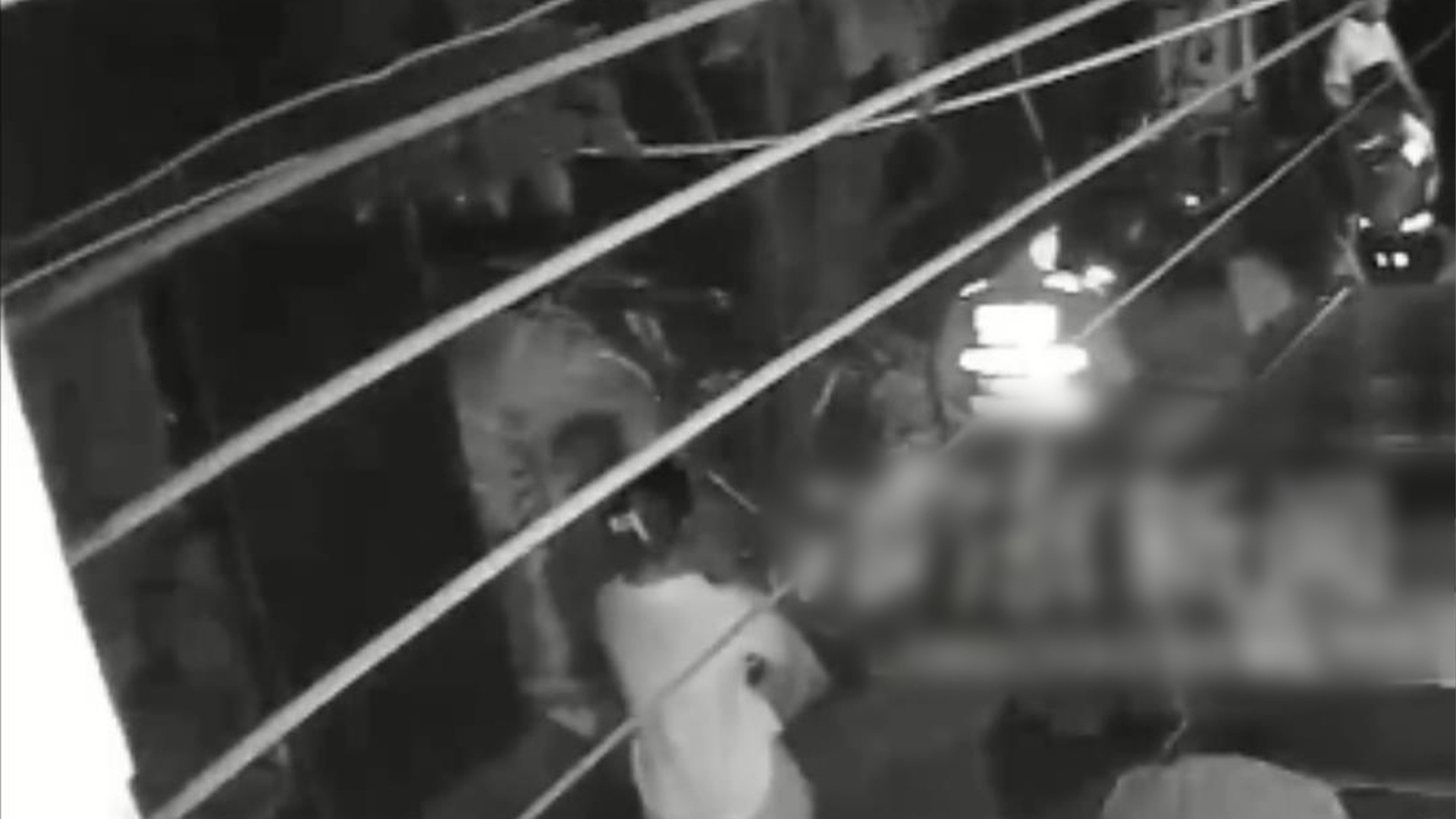 广西“亮证逼迫让路”事件，民警上门要求删视频的监控曝光，当事人：不删就要拘留我