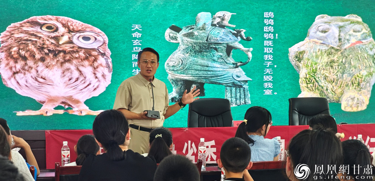 兰州大学教授赵序茅搭建古诗与科学的桥梁,将知识种子播撒在青少年心田。民进甘肃省委会供图