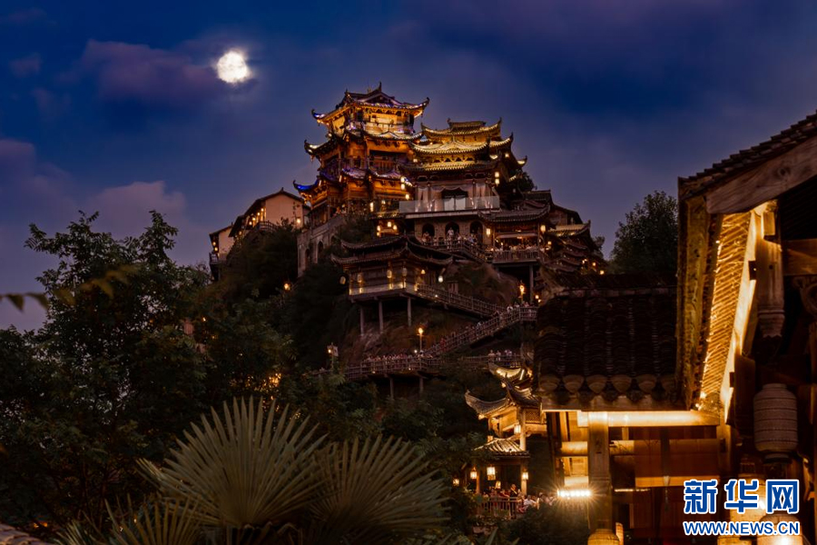 望仙谷景区的悬崖民宿，宛如天宫楼阁。新华网发（望仙谷景区供图）