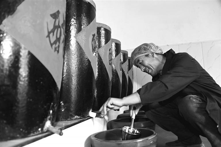 张孝军正在查看麸醋色泽