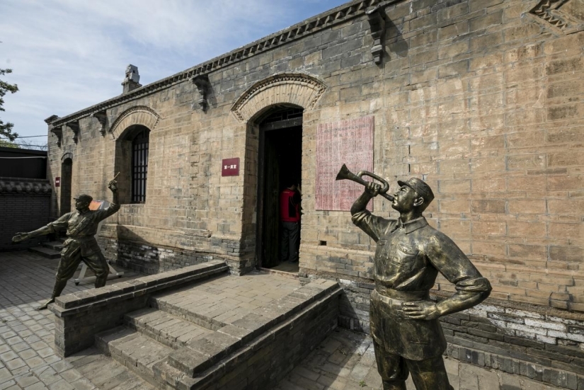 八路军120师指挥部旧址英雄塑像。吕国良 摄