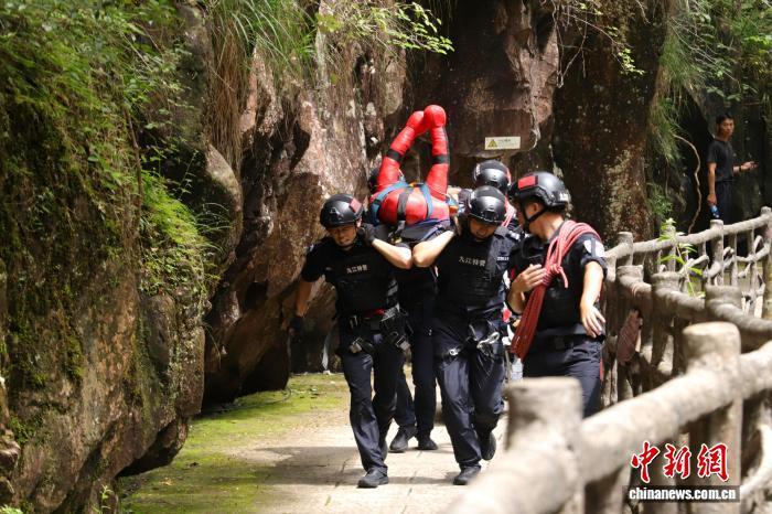 特警正在救助“伤员”。 熊锦阳 摄