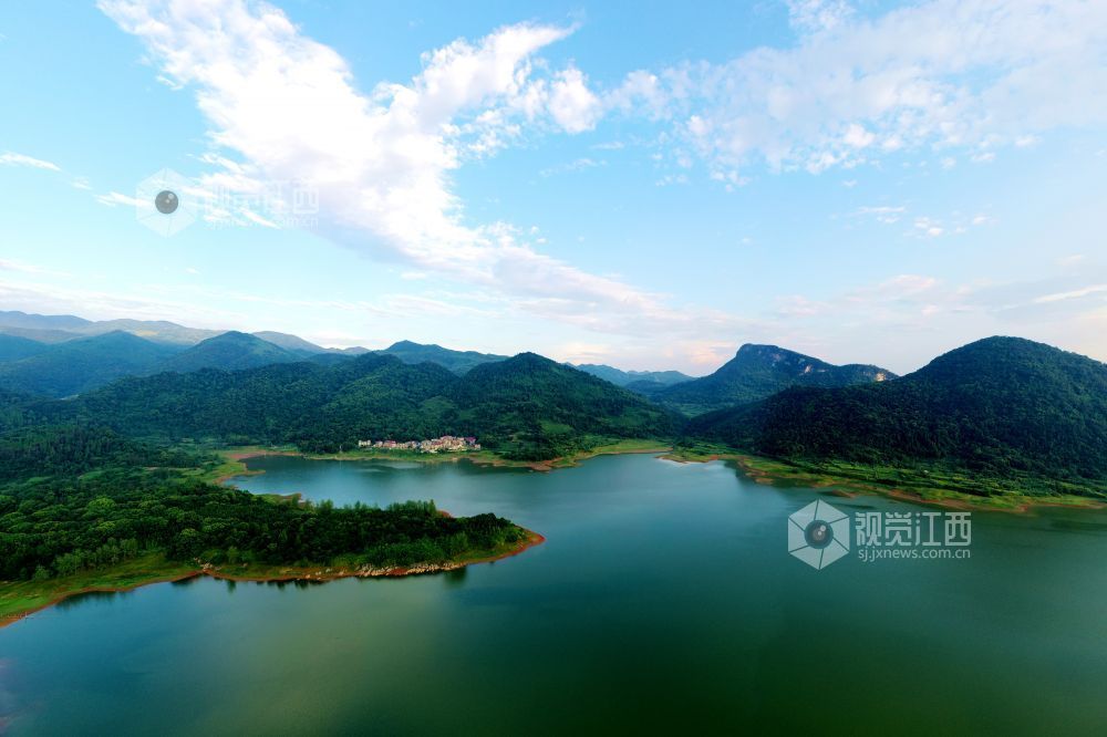 2025年7月28日,无人机镜头下的江西省宜春市上高县南港水库美丽风光。