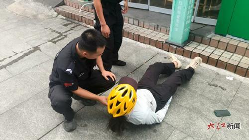 特巡警在街头救助女外卖员