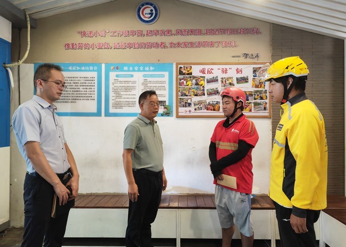 南昌新建区:新手快递小哥飞驰“抢单”救人
