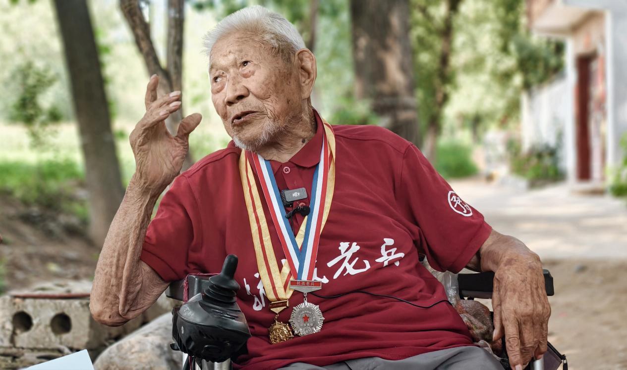 老兵徐邦友在讲述抗战往事 摄影:郭东伟