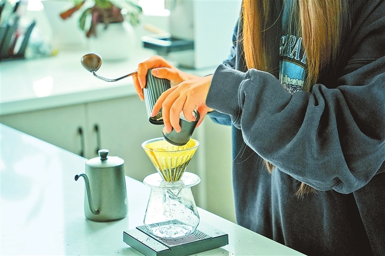 在濮阳一咖啡加工厂房里,咖啡加工师正在处理咖啡。