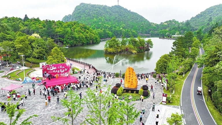 三百山游人如织。