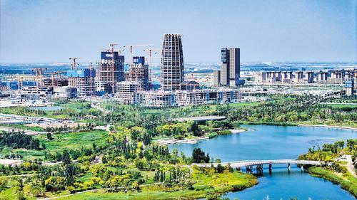 夏日的雄安新区启动区工地上一派繁忙,一个个重点项目加快建设,一座高水平现代化城市的轮廓愈发清晰。 本报记者 李东宇摄