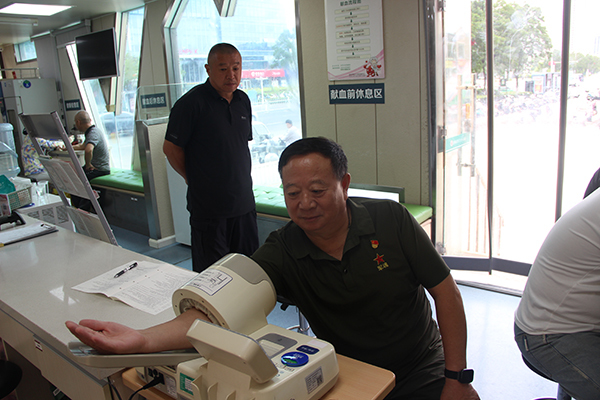 以热血传递爱心 徐州退役军人牵手学子参加献血活动