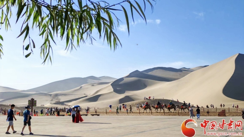 澳门青少年打卡莫高窟　把敦煌讲给世界听