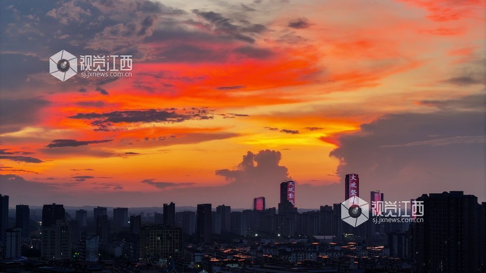 2025年7月29日，江西省吉安市傍晚的城市上空，天空的色彩变幻不断，从热烈的夕阳红到温馨的橙色，最后化为柔美的紫色，多种色彩交织在一起，漫天的云彩被染成了各种形状，此时的晚霞如同调色板一样，形成了庐陵大地一幅动人的美丽画卷。