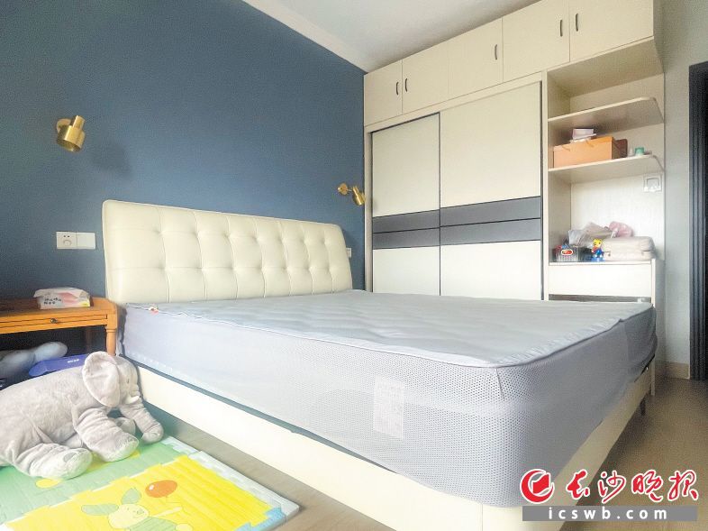 　　让李女士彻夜难眠的新购入的床具几乎挤满了整个主卧。    长沙晚报全媒体记者 舒元臻 摄
