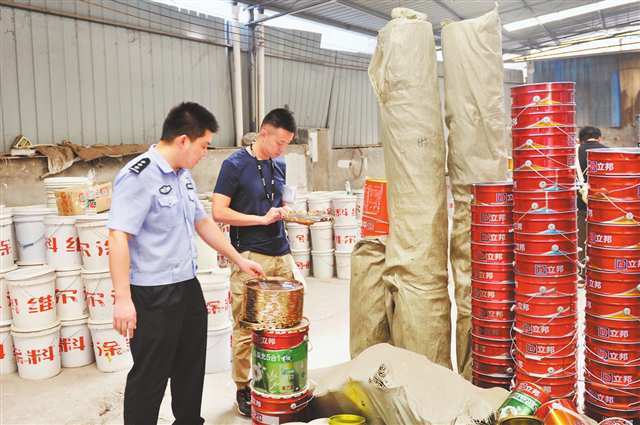 川渝民警清点假冒品牌涂料。（受访者供图）