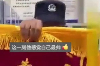 群众送“最牛锦旗”，六安民警当场“得瑟”起来！