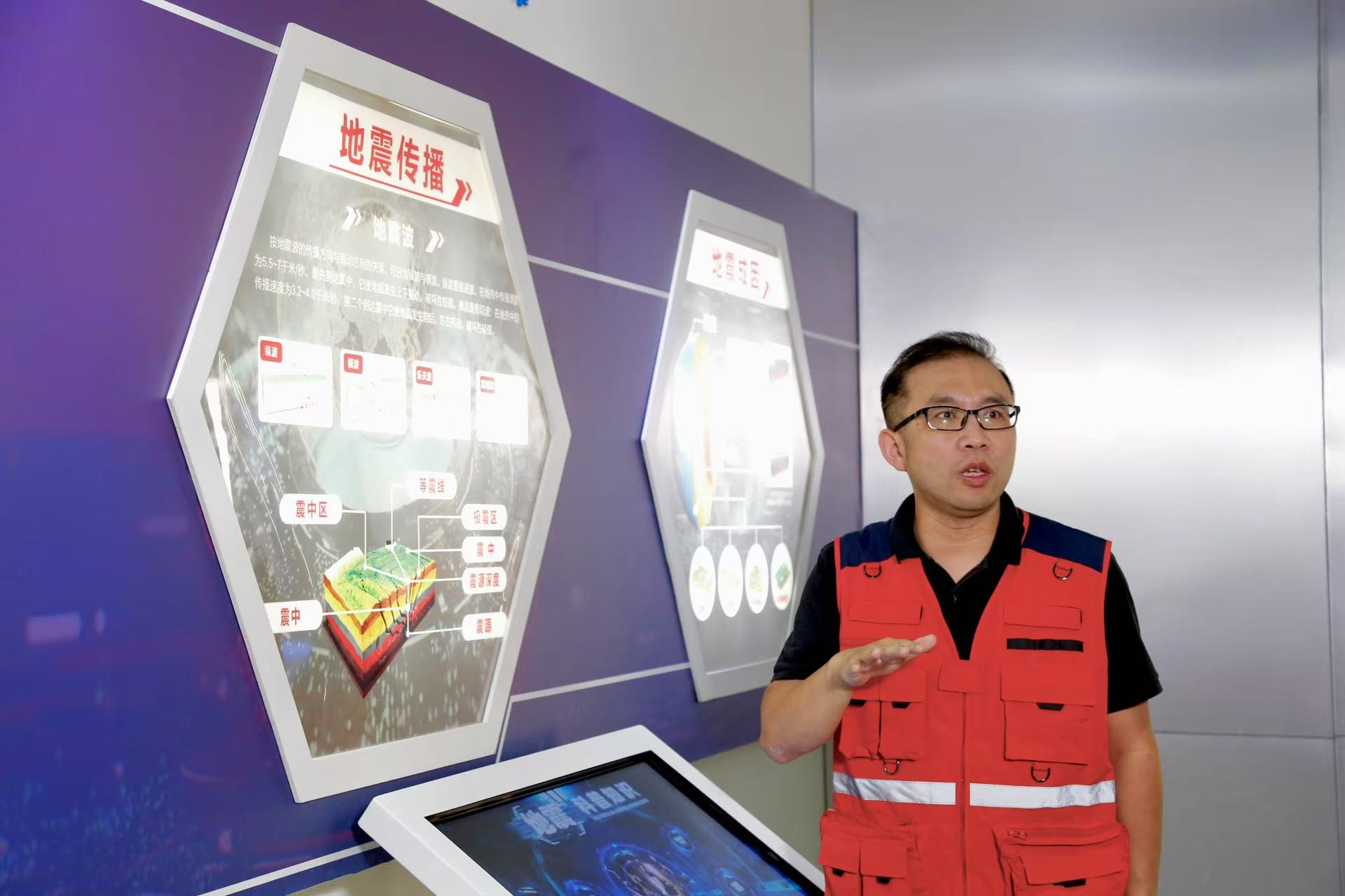 科学防震 平安同行!武汉市应急管理局 举办2025“应急安全演说家”科普直播活动