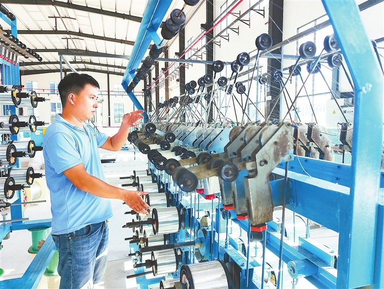 7月24日，位于吉安高新区的金泰科线缆（江西省）有限公司新厂房里，技术人员正在调试绞铜机等设备。