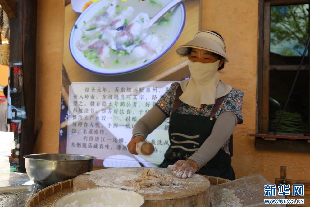 在江西定南客家古城景區，商戶正在制作特色小吃。新華網 王曉震 攝