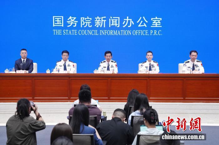 国家移民管理局：持中国护照可免签或落地签进入90多个国家和地区