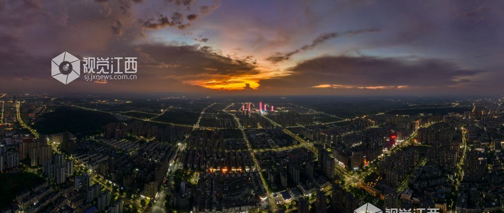 2025年7月29日，江西省吉安市傍晚的城市上空，天空的色彩变幻不断，从热烈的夕阳红到温馨的橙色，最后化为柔美的紫色，多种色彩交织在一起，漫天的云彩被染成了各种形状，此时的晚霞如同调色板一样，形成了庐陵大地一幅动人的美丽画卷。