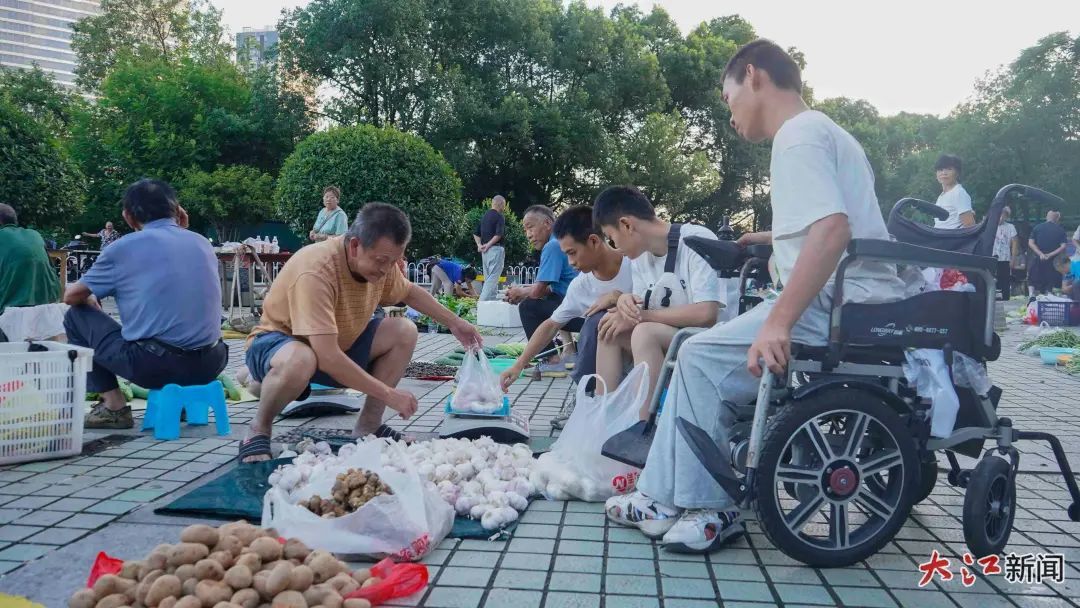 顾客在摊位上买大蒜