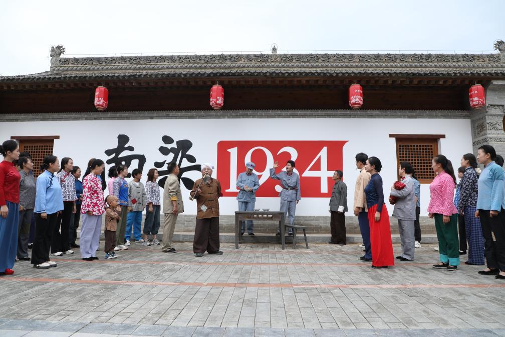 8月1日，演员们在长征国家文化公园南梁革命根据地核心展示园内表演革命故事。新华社记者　张智敏　摄